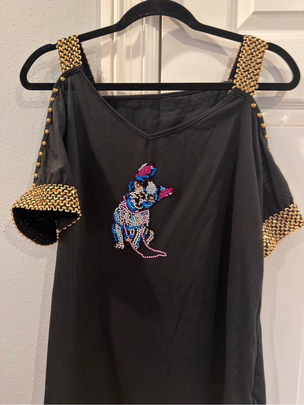 Black “Cold Shoulder” top with gold studs. Crystal Bulldog w/ necklace. 1X